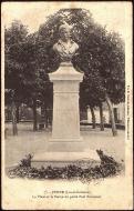 77. - PENNE (Lot-et-Garonne). La Place et la Statue du poète Paul Froument