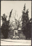 47 – Ste. COLOMBE-en-BRUCILHOIS [sic]. Monument aux Morts 