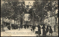 12. - VILLENEUVE-sur-LOT. - Fêtes présidentielles du 3 Octobre 1907. L'Arc de Triomphe de la Maison Dedieu et le Boulevard Bernard-Palissy 